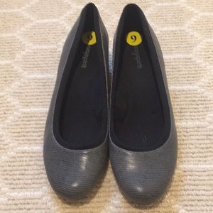 NWOT Easy Spirit Gray embossed wedge S 9